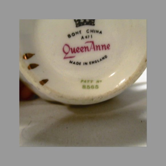 Queen Anne Tea Cup-Bone China-Daisy Patern-Made In England-Pattent # 8565 - Picture 10 of 10